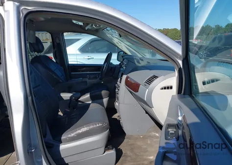 2010 Chrysler Town & Country Touring из США, поврежденный, VIN 2A4RR5D11AR492813